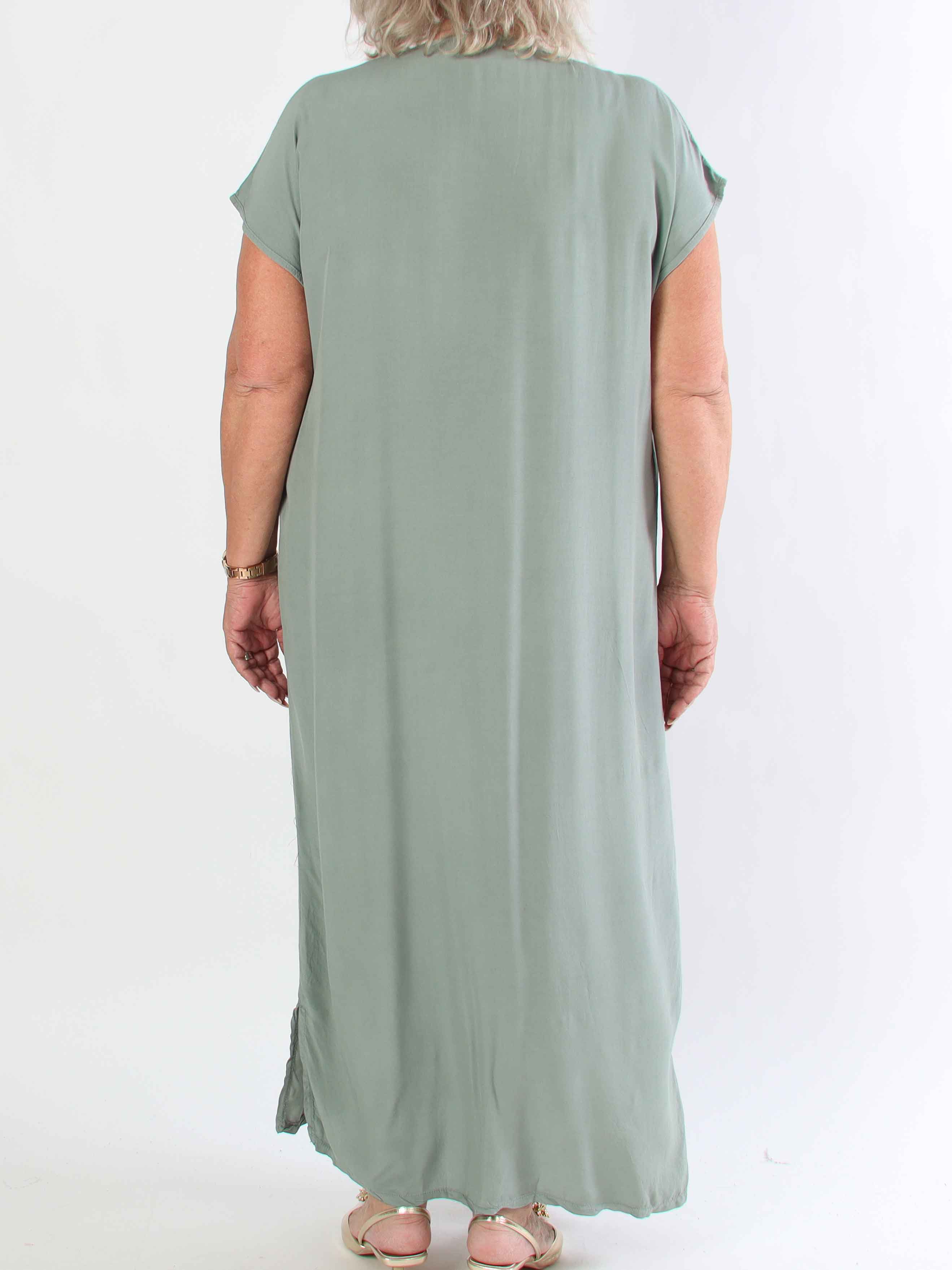 Briseis - Lång luftig plus size klänning i viskos med v-skärning